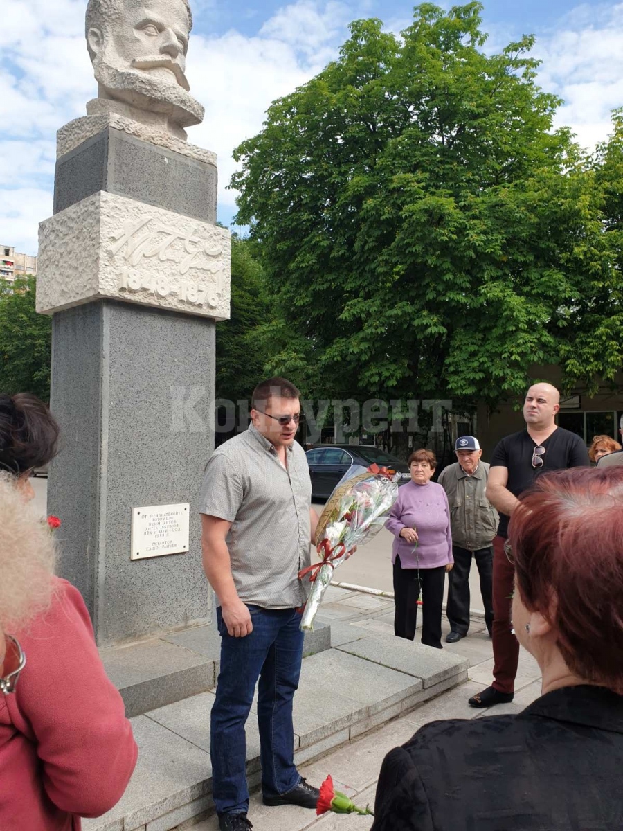 БСП във Видин се поклони пред паметника на Ботев СНИМКИ