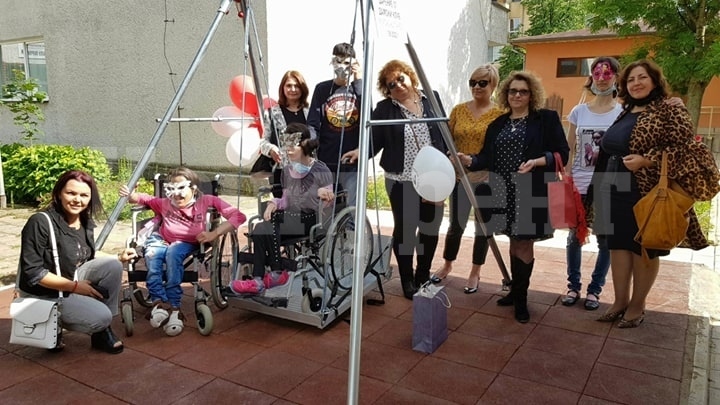 Дами „на токчета” качиха на люлка деца в инвалидни колички
