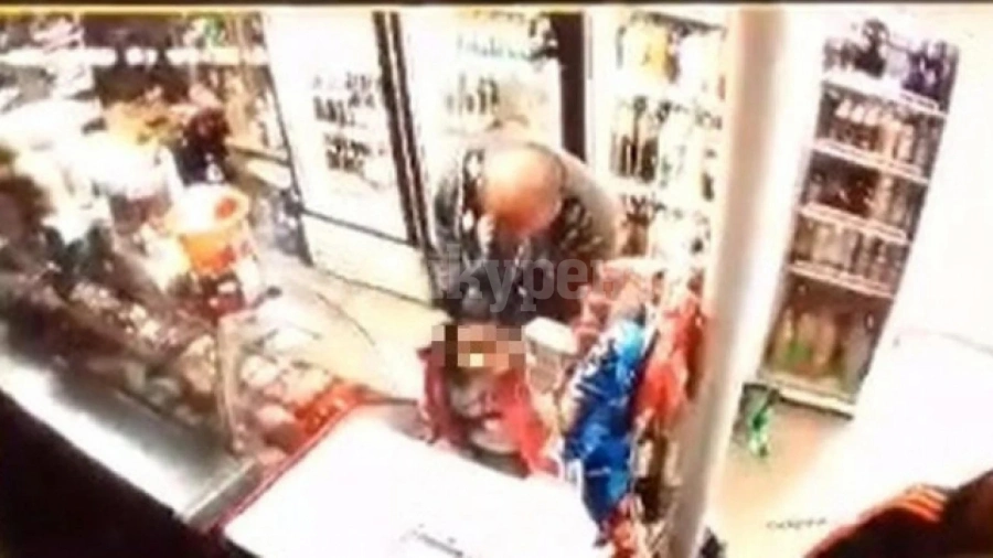 Гнусно! Пенсионер опипва 4-годишно дете в магазин
