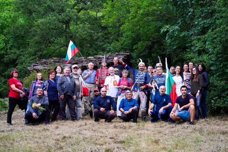 Повече от 30 родолюбци почетоха паметта на загиналите Ботеви четници в „Рашов дол“ 
