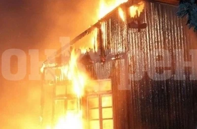 Двама работници берат душа след пожара в леярския цех край Пазарджик