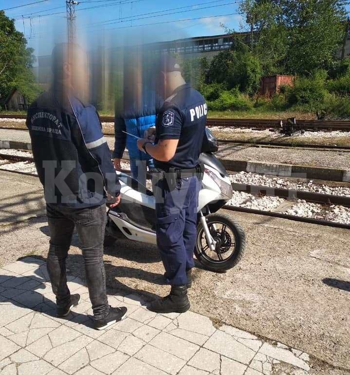 Наглец! Моторист подкара возилото си по пешеходна зона във Враца, глобиха го СНИМКИ