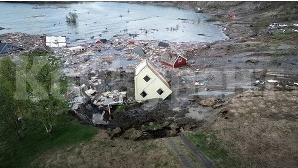 Свлачище отнесе къщи в морето в Норвегия