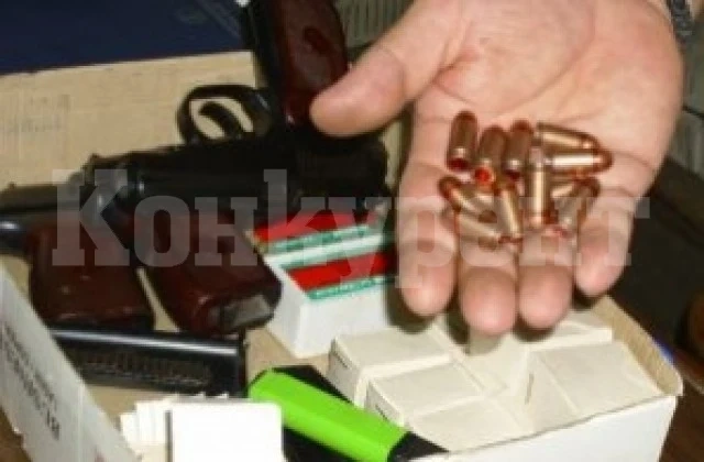 Арестуваха иманяр, крил антики и боеприпаси в дома на баща си