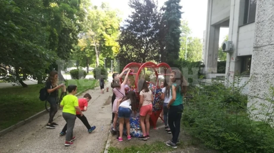 Първокласници даряват за деца в нужда