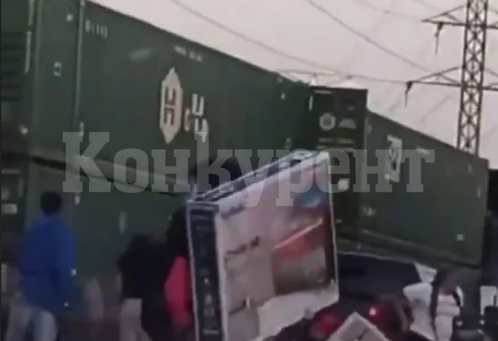 Брутално ВИДЕО: Мародери грабят товарен влак в движение по време на протестите в Чикаго