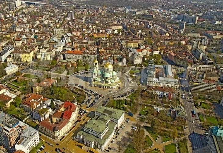 Паника в София! Ръка, държаща пистолет, се показа от прозореца на Тойота и започнаха изстрели СНИМКИ