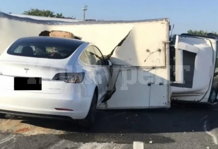 Инцидент: Tesla на автопилот се вряза в преобърнат камион ВИДЕО