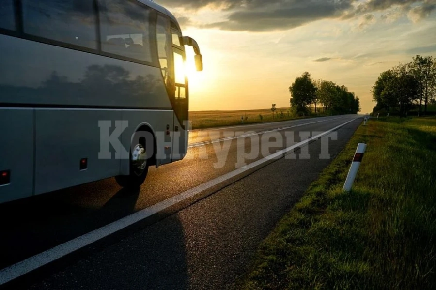Автобус се преобърна в канавка край Пловдив
