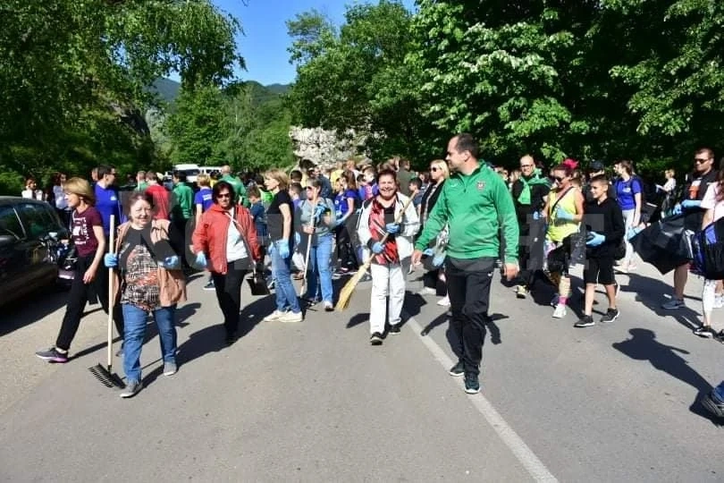 Близо 200 доброволци почистват река Лева СНИМКИ