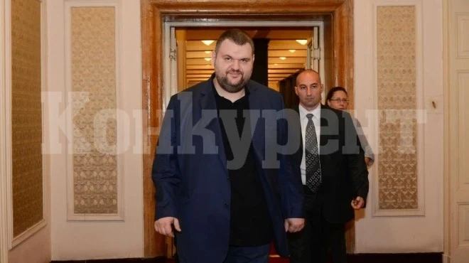 Делян Пеевски дари две високотехнологични линейки на болница „Света Екатерина“
