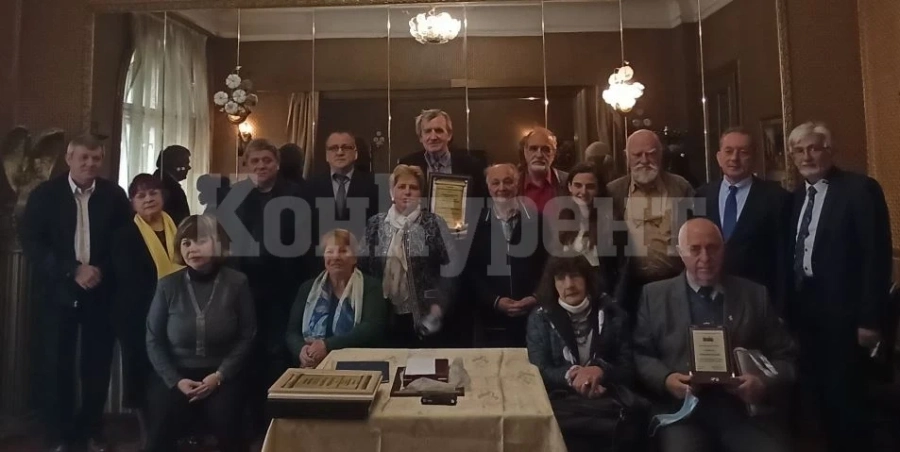Кметът на Мездра с грамота от СБП за подкрепата, която оказва на български писатели