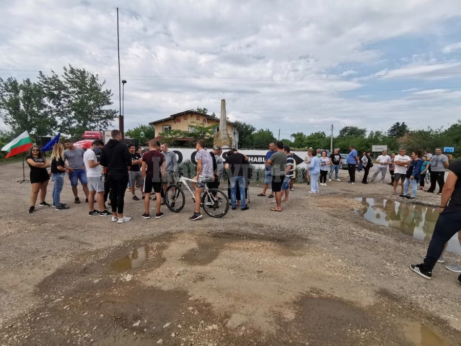 Жители на Дунавци излязоха на нов протест СНИМКИ+ВИДЕО