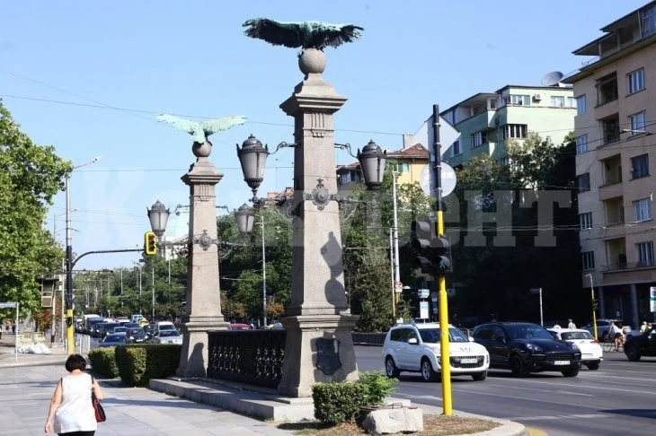 Извънреднo! Ужас на Орлов мост с ранена полицайка
