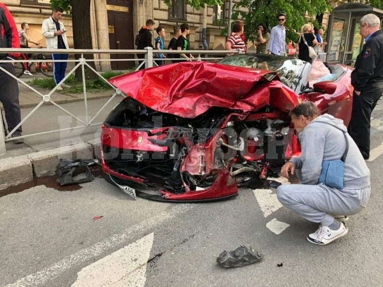 Жестока и смъртоносна катастрофа между Ferrari и VW бе запечатана на ВИДЕО