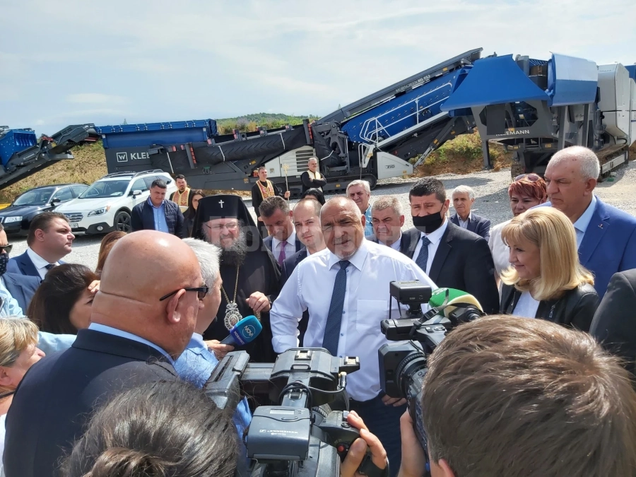 Бойко Борисов инспектира ремонта на Е-79 край Мездра СНИМКИ