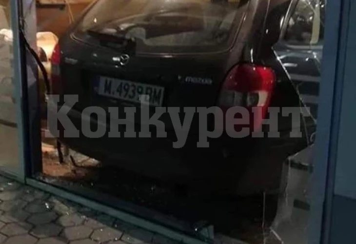 Осъдиха на пробация младежът забил „Мазда“-та си в бензиностанция в Берковица СНИМКИ