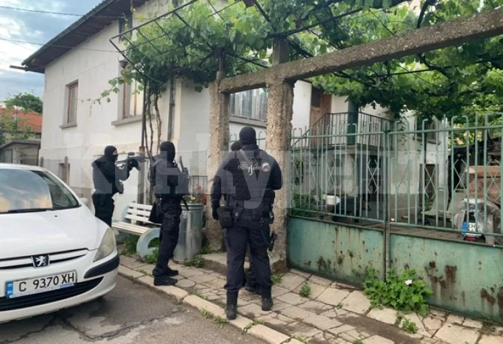 Зрелищни СНИМКИ от акция по залавянето на зловеща банда от Дупница, върлувала и в Италия