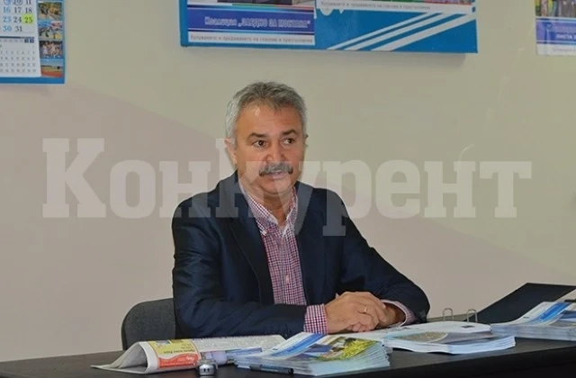 Златко Живков подаде документи за нова лична карта от кабинета си
