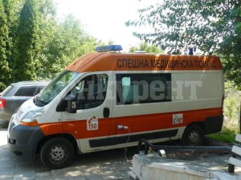 Борят се за живота на мъж, паднал от мотофреза