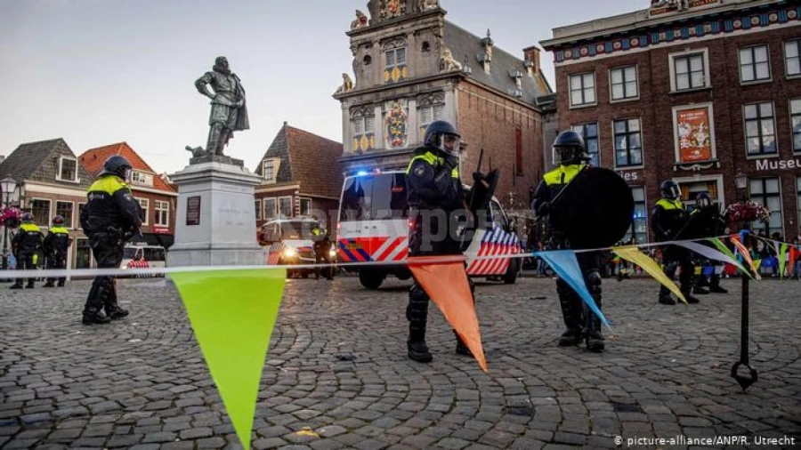 Холандци се биха заради статуя на офицер от колониалната епоха