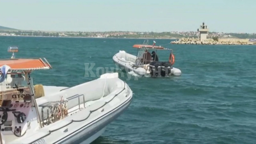 Вадят боклуци от морето край остров Свети Иван