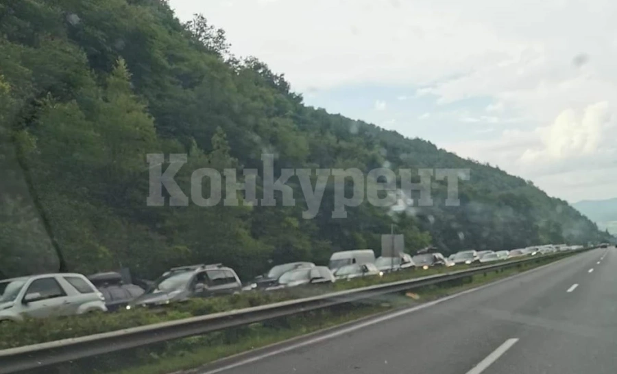 Пътят към София се превърна в кошмар за хиляди СНИМКА+ВИДЕО