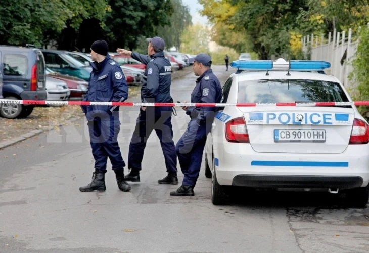 Кървава драма! Мъж намушка съпругата си пред съда в Нова Загора