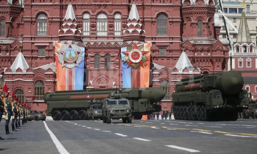 Руският печат: Парадът на победата в Москва прокарва връзка между две епохи