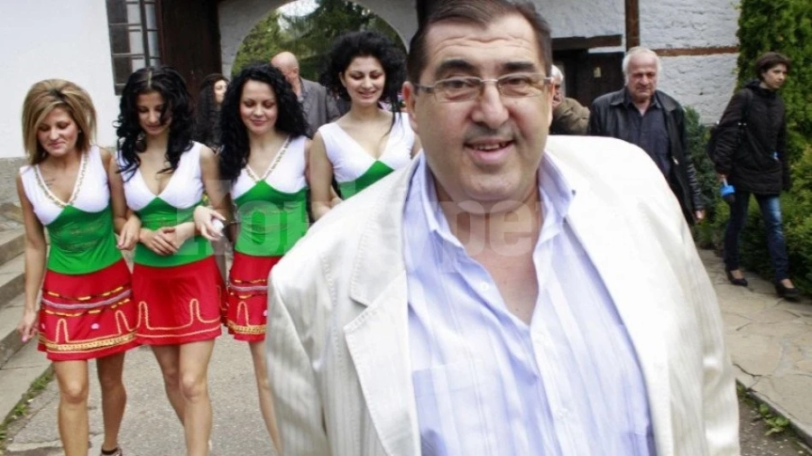 Потрес! Митьо си показва пищова на ученички СНИМКИ 18+