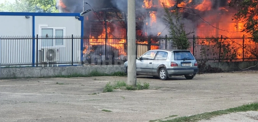 От последните минути! Гори завод в Криводол, огнената стихия е голяма СНИМКИ