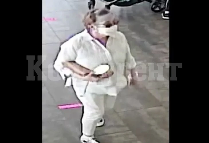 Непозната се изкашля в лицето на бебе, защото майка му не спазила дистанция ВИДЕО