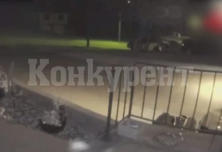 Страховито! Камера засне призрак, преминаващ през ограда ВИДЕО