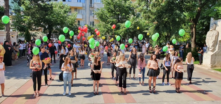 СУ „Христо Ботев“-Враца изпрати абитуриентите си СНИМКИ
