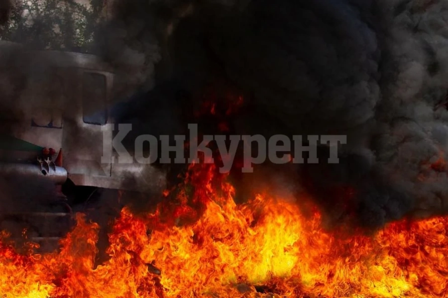 Мъж подпали автобус с пътници пред двореца на президента на Бразилия в знак на протест