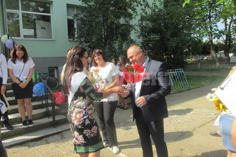 Кметът на Ружинци изпрати абитуриенти СНИМКИ