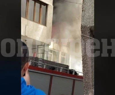 Евакуират трима от горящ апартамент във Варна