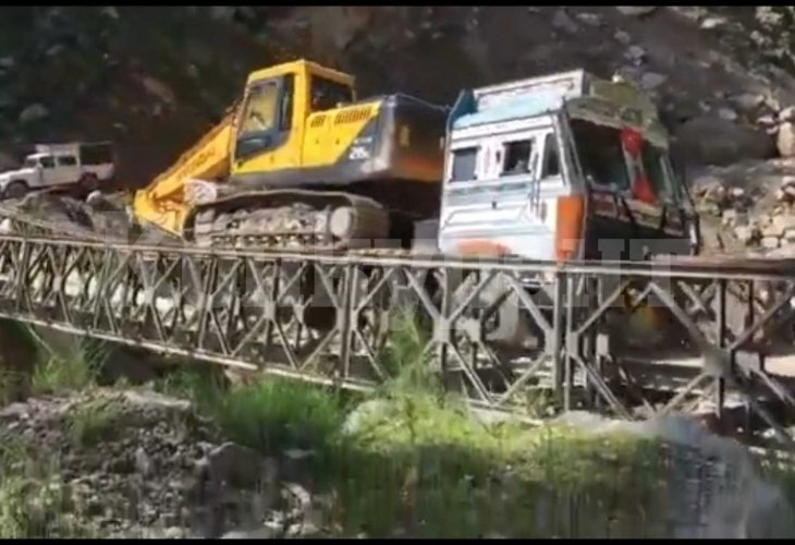 ВИДЕО запечата ужасяващото падане на камион с екскаватор от мост