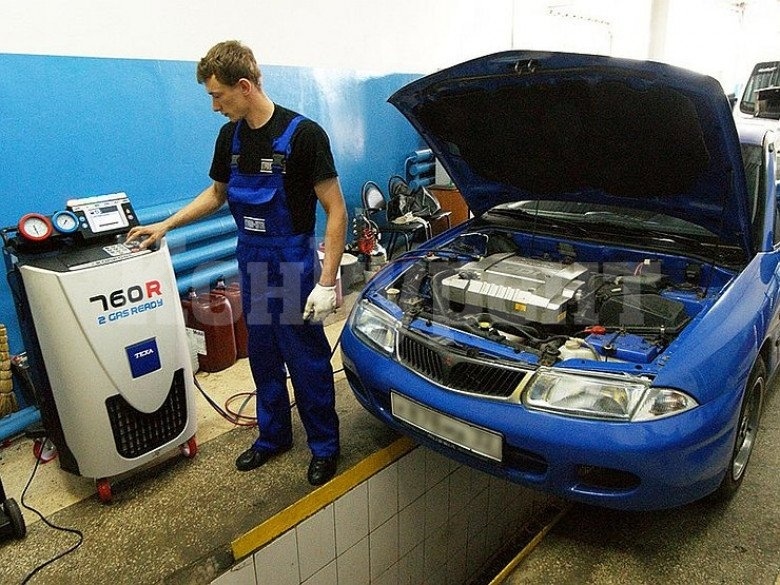 Кои са грешките, заради които през лятото може да останем без климатик в колата