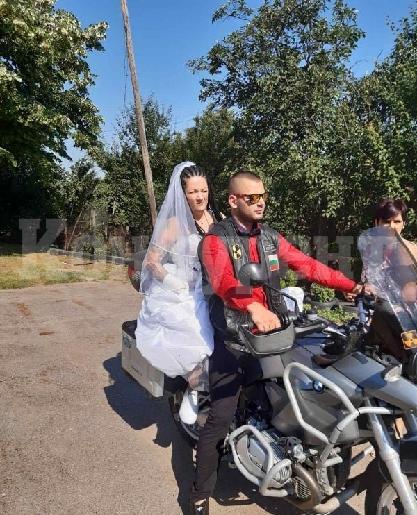Мария и Тихомир се венчаха на мотосъбора в Лом СНИМКИ