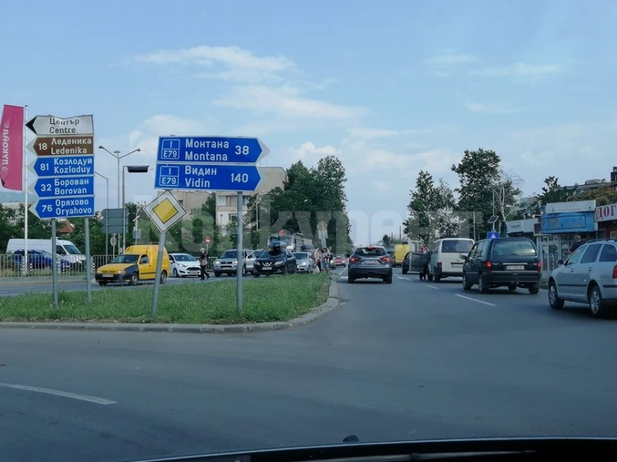 Кола помете човек на възлово кръстовище във Враца СНИМКИ