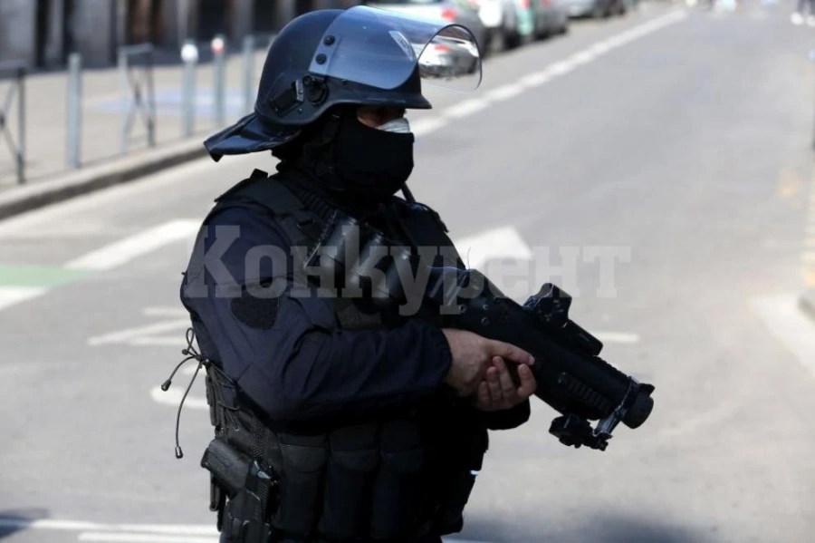 Полицейска операция в търговски център в Париж заради въоръжен мъж