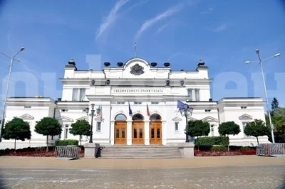 Пак скандал за носенето на маски в парламента