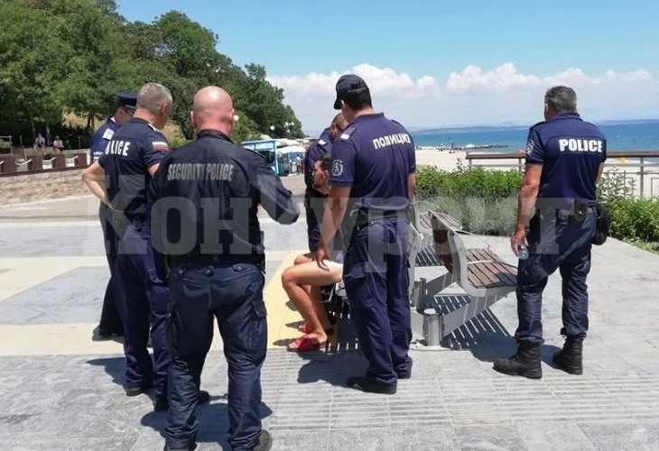 Гол чужденец сътвори нечуван цирк при Моста в Бургас ВИДЕО 18+