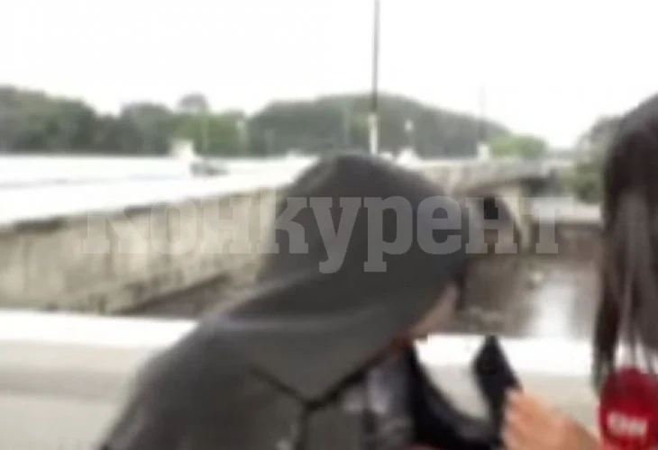 Клошар извади нож на млада журналистка и я обра в ефир ВИДЕО