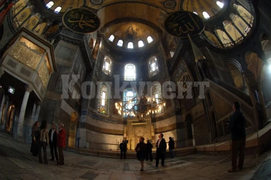 Съдът отложи решението за превръщането на „Света София“в джамия