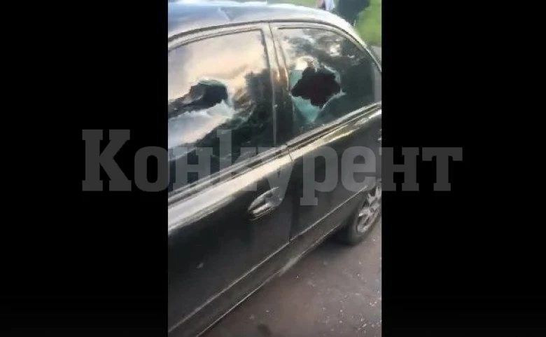 Брутално отмъщение: Собственик на къща разби чужда паркирана кола ВИДЕО 18+