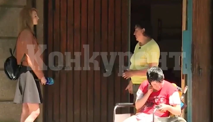 Майка живее в гараж с болната си дъщеря ВИДЕО