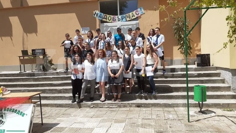 105 седмокласници от СУ „Никола Войводов” във Враца получиха свидетелствата си СНИМКИ