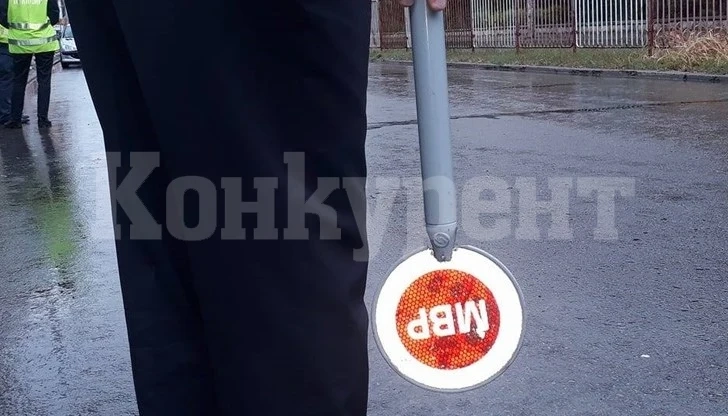 Хванаха младеж без кижка да дава газ на нередовен скутер